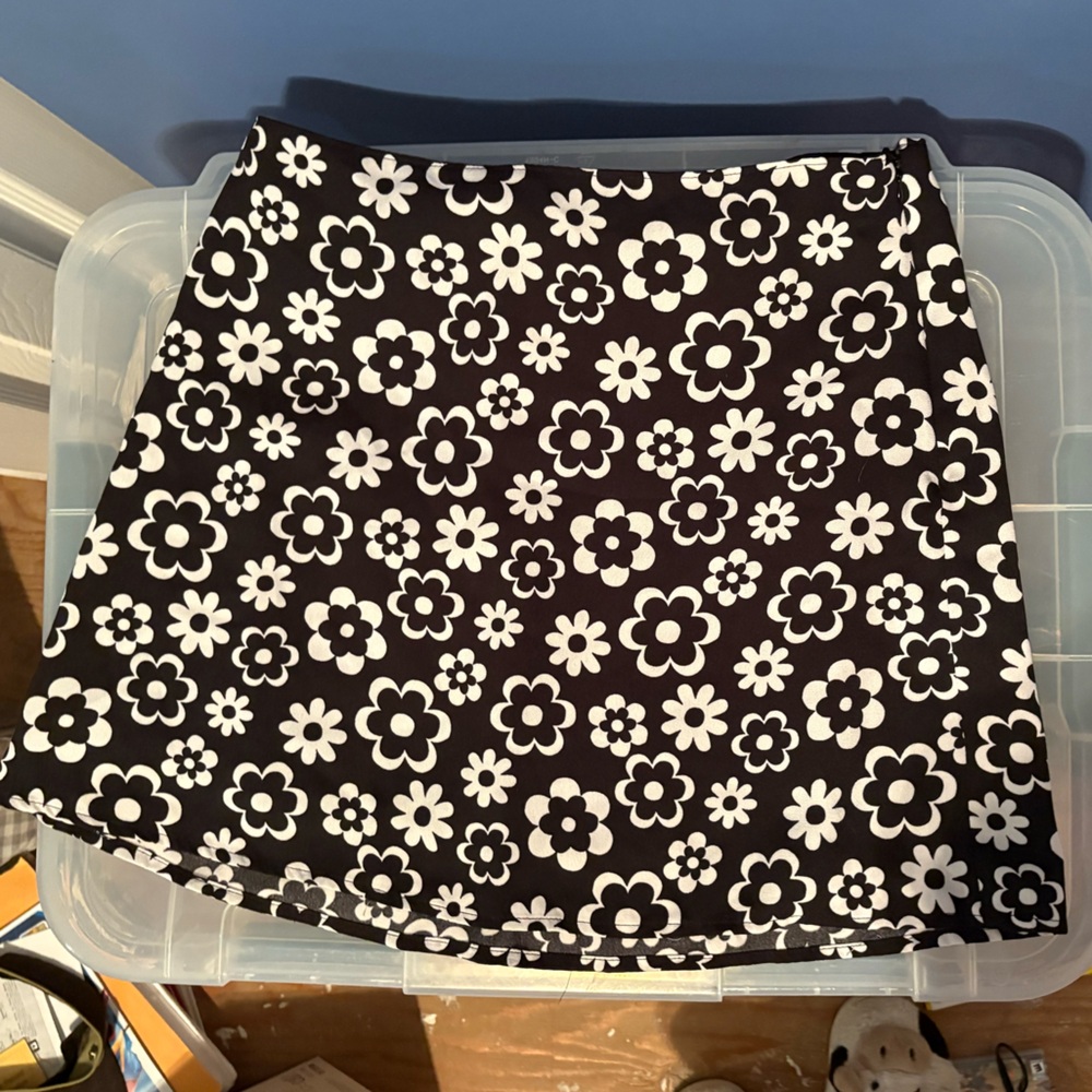 Flower print b&w mini skirt high rise